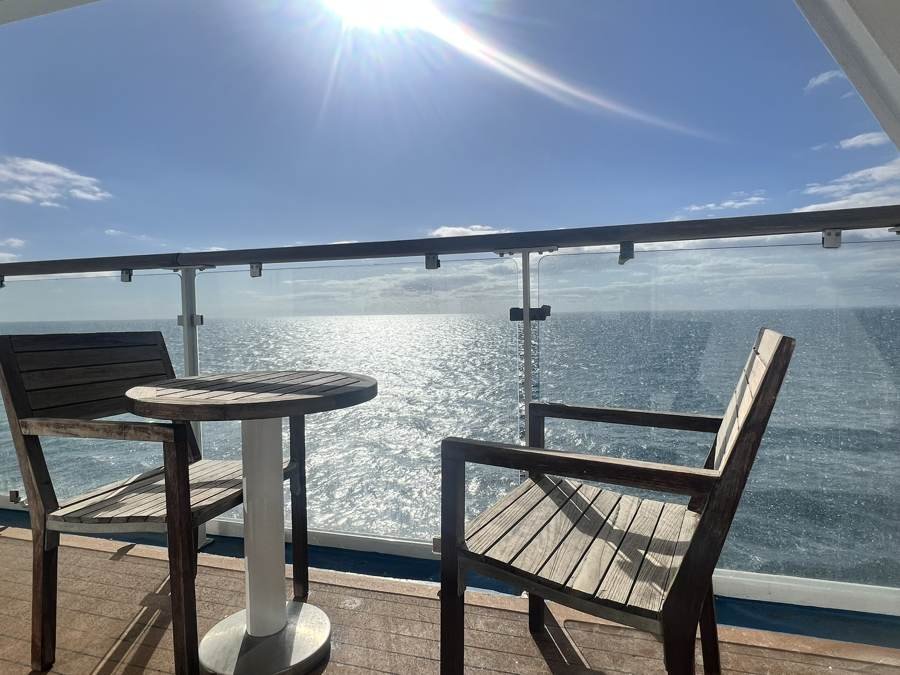 Balcony table with a sea view aboard the Pont-Aven